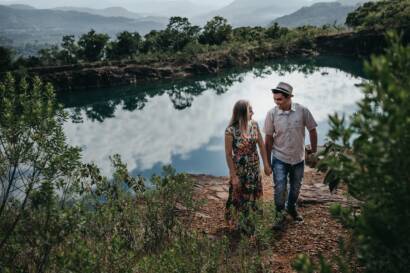 tempo de qualidade para casais cristãos - casal pesseando de mãos dadas próximo a um lago